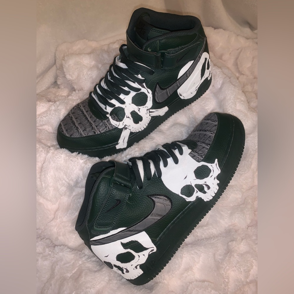 1/1 Nike Air Forces “Skull & Bones” USED